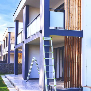 gray scale picture of the owner Andrew